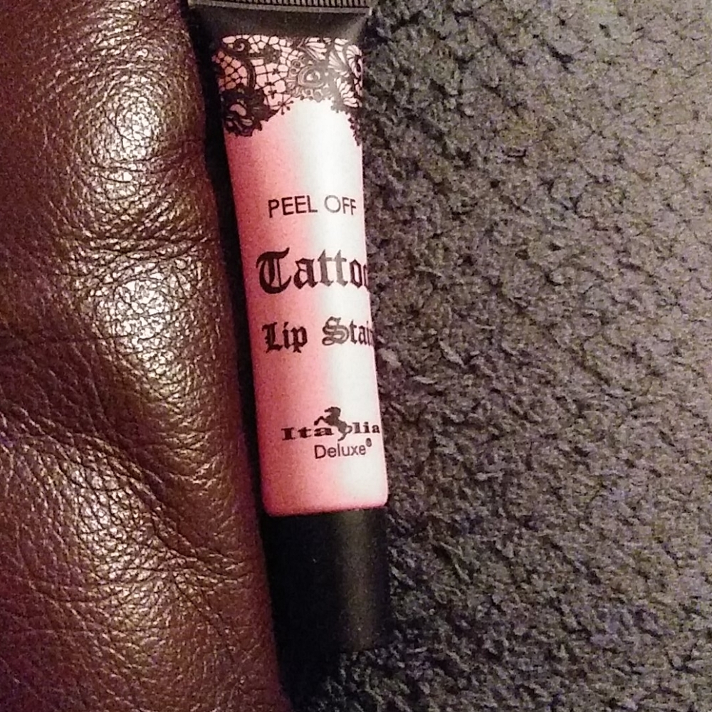 Peel off lip stain